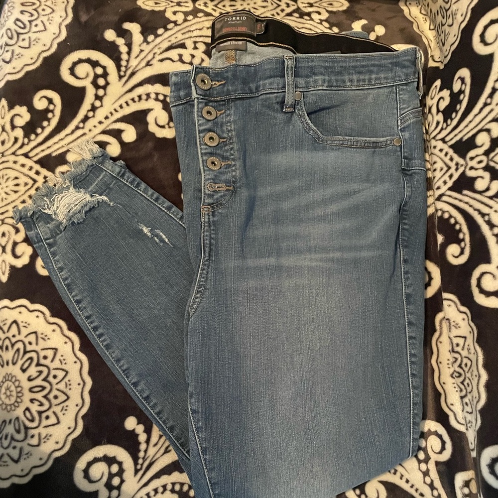 Torrid size 22R. Bombshell skinny frayed bottom jeans. Button fly.